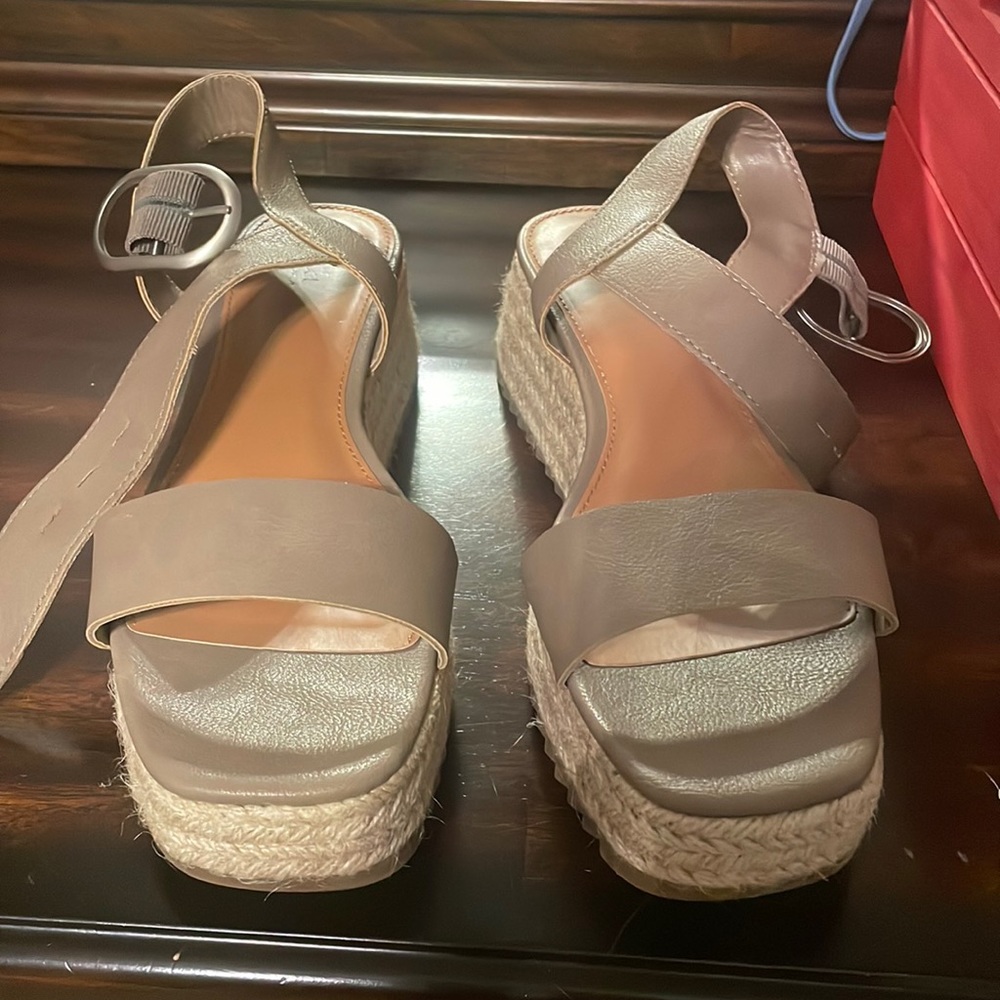 women’s Size 8 ANA sandals